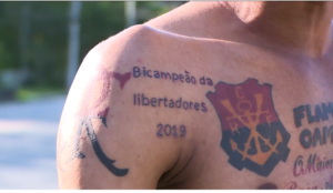 Tatuagem "Bicampeão da Libertadores" (Crédito: Reprodução/ TV Globo)