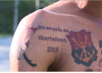 Tatuagem "Bicampeão da Libertadores" (Crédito: Reprodução/ TV Globo)