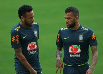 Neymar e Daniel Alves (Crédito: Getty Images)