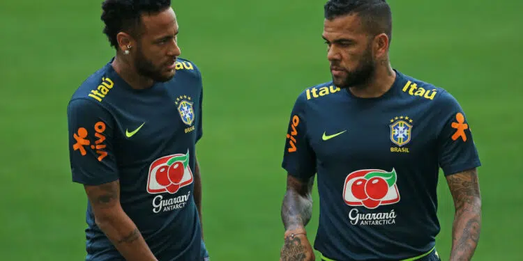 Neymar e Daniel Alves (Crédito: Getty Images)