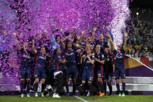 Lyon comemorando o título da Women's Champions League (Crédito: Getty Images)