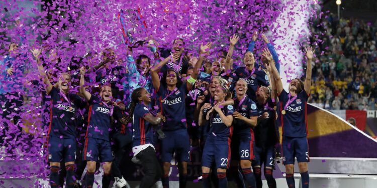 Lyon comemorando o título da Women's Champions League (Crédito: Getty Images)