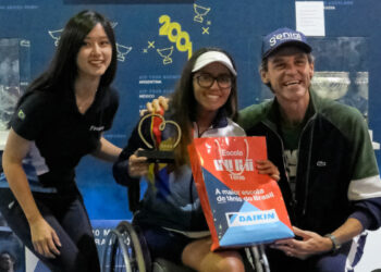 Angélica Bernal comemora o tricampeonato no Torneio de Tênis em Cadeira de Rodas (Crédito: Erick Gianezzi)