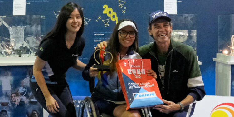 Angélica Bernal comemora o tricampeonato no Torneio de Tênis em Cadeira de Rodas (Crédito: Erick Gianezzi)