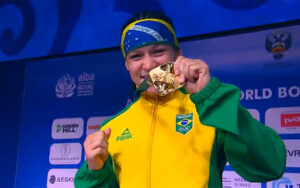 Bia Ferreira é campeã no Mundial de Boxe feminino, na Rússia (Crédito: Youtube)