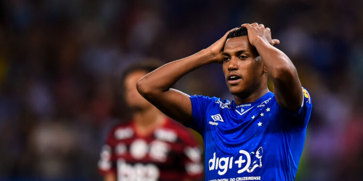Pedro Rocha em ação contra o Flamengo, pelo Campeonato Brasileiro (Crédito: GettyImages)