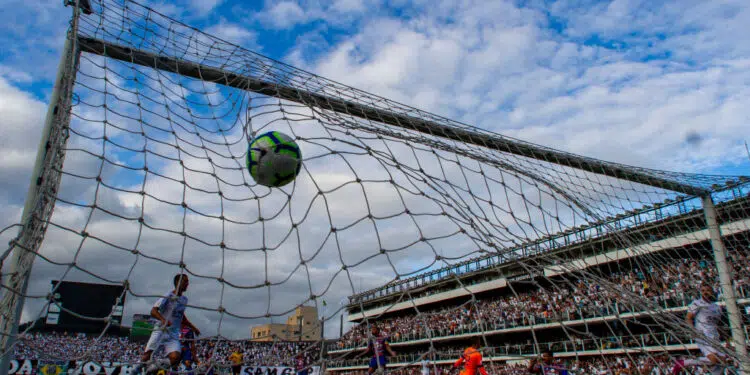 Santos emitiu nota oficial para anunciar a demissão do fisiologista (Crédito: GettyImages)