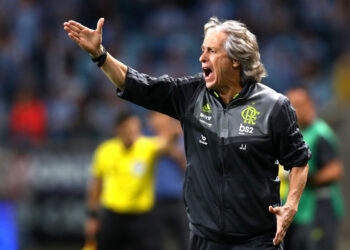 Jorge Jesus se mostrou bem incomodado com a arbitragem da primeira parte do confronto (Crédito: GettyImages)