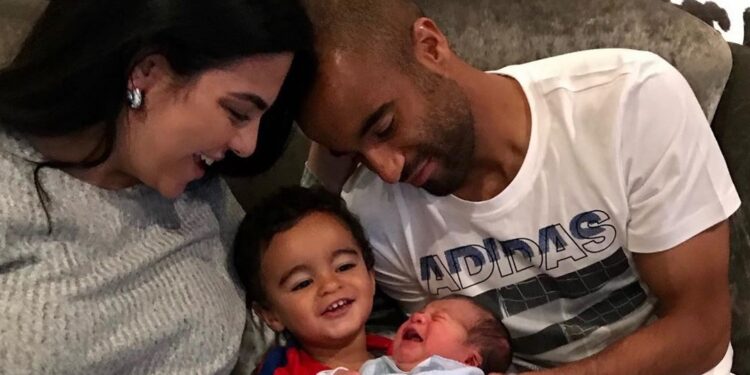 Lucas Moura celebra o nascimento do filho caçula (Crédito: Instagram)