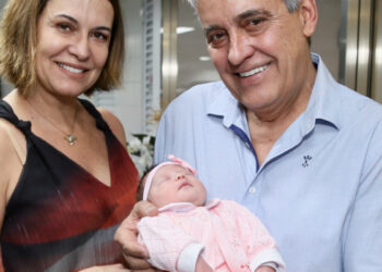 Mauro Naves posa com a neta na saída da maternidade (Crédito: Manuela Scarpa/Brazil News)