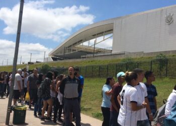 Torcedores do Corinthians fizeram fila gigantesca na Arena para retirar ingressos para a final do Paulistão Feminino (Crédito: Reprodução/Twitter)