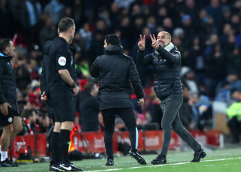 Guardiola fazendo sinal com as mãos para simbolizar os pênaltis não marcados (Crédito: GettyImages)