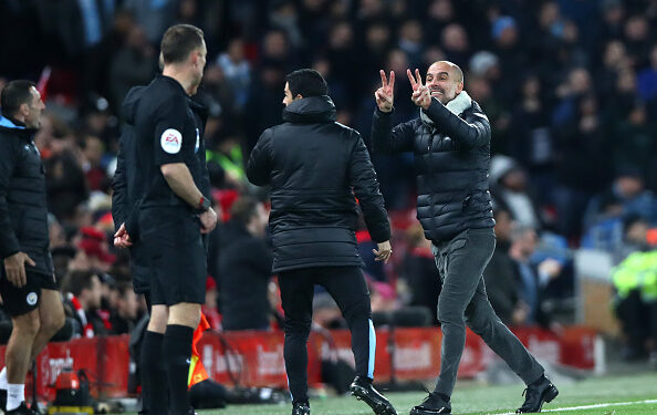 Guardiola fazendo sinal com as mãos para simbolizar os pênaltis não marcados (Crédito: GettyImages)