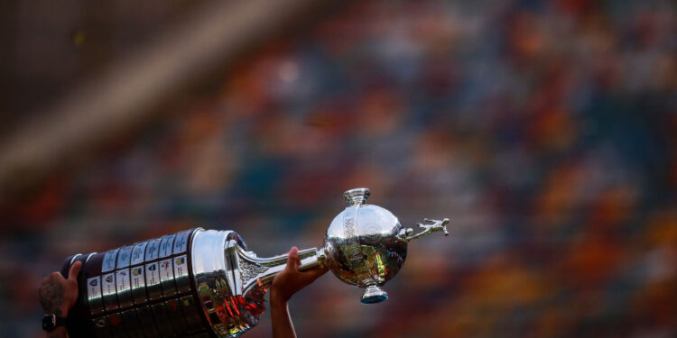 Taças da Libertadores e do Brasileirão serão exibidas no Museu do Flamengo (Crédito: gettyimages)
