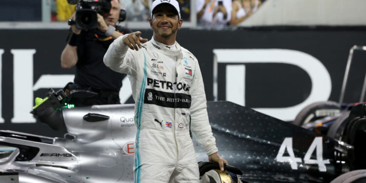 Lewis Hamilton fez reunião com a Ferrari (Crédito: gettyimages)