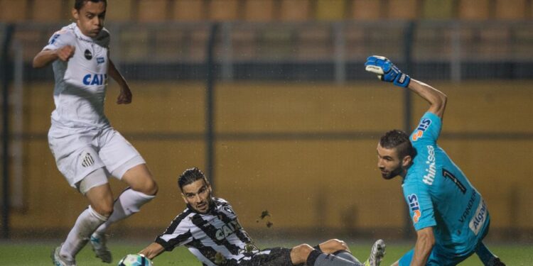 Matheus atuou muito pouco com a camisa do Santos (Crédito: GettyImages)