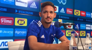 O jogador chega com contrato de um ano no Cruzeiro (Crédito: Reprodução)