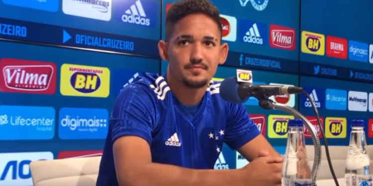 O jogador chega com contrato de um ano no Cruzeiro (Crédito: Reprodução)