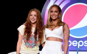 Shakira e Jennifer Lopez participam de evento do Super Bowl contrariando rumos de um possível desentendimento (Crédito: GettyImages)