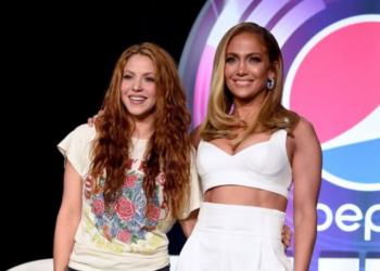 Shakira e Jennifer Lopez participam de evento do Super Bowl contrariando rumos de um possível desentendimento (Crédito: GettyImages)