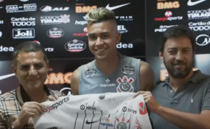 Após polêmica, Victor Cantillo ganha a camisa 24 do Corinthians (Crédito: transmissão FOX Sports)