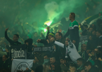 Torcida do Sporting usa trechos do hino do Corinthians para fazer protesto na Europa (Crédito: GettyImages)