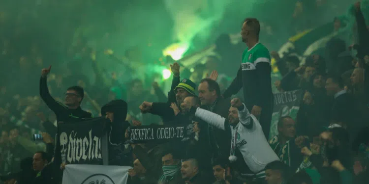 Torcida do Sporting usa trechos do hino do Corinthians para fazer protesto na Europa (Crédito: GettyImages)