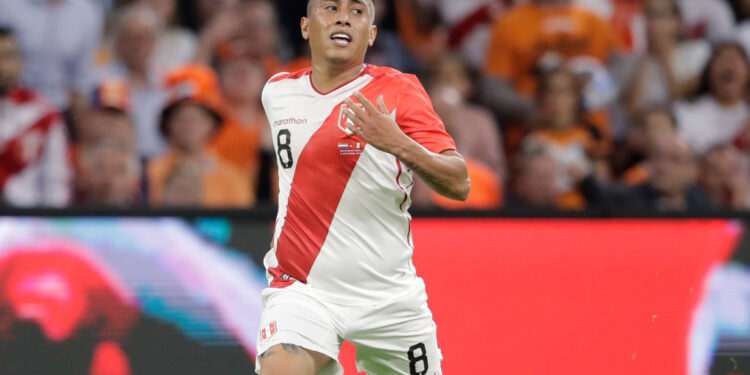 Cueva pode ir para o futebol argentino (Crédito: Getty Images)
