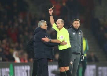 O cartão amarelo veio após Mourinho ter confrontado o técnico de goleiros do Southampton (Crédito: Getty Images)