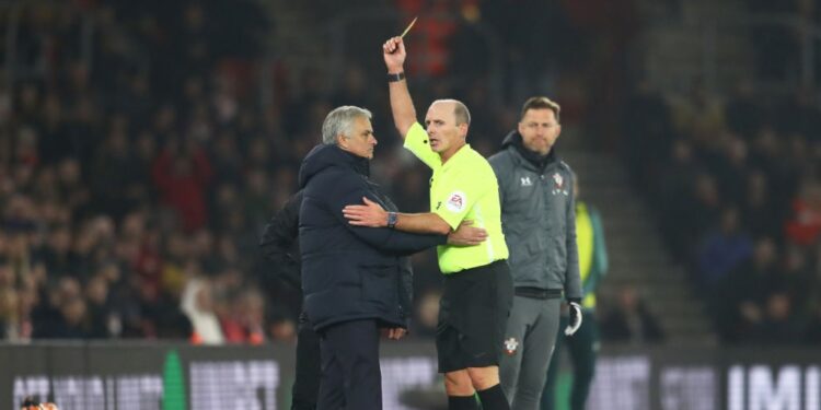 O cartão amarelo veio após Mourinho ter confrontado o técnico de goleiros do Southampton (Crédito: Getty Images)