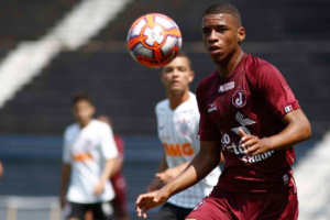 Kadu, de 17 anos, foi integrado ao elenco profissional (Crédito: Alê Vianna/CA Juventus)