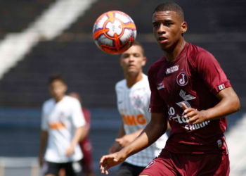 Kadu, de 17 anos, foi integrado ao elenco profissional (Crédito: Alê Vianna/CA Juventus)