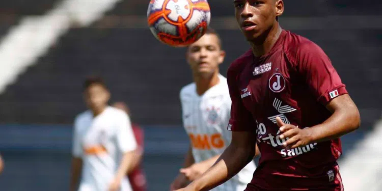 Kadu, de 17 anos, foi integrado ao elenco profissional (Crédito: Alê Vianna/CA Juventus)