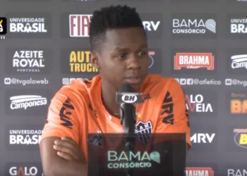Cazares tem futuro indefinido no clube (Crédito: Transmissão TV Galo)