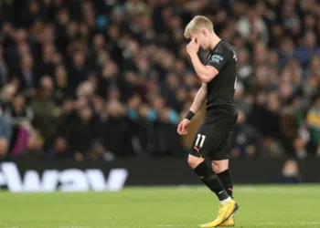 Após expulsão, Zinchenko sai de campo antes do apito final (Crédito: GettyImages)