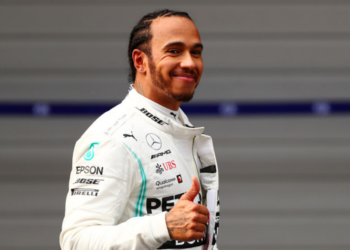 Lewis Hamilton recebe camisa de presente e revela torcida para o El Clásico (Crédito: GettyImages)