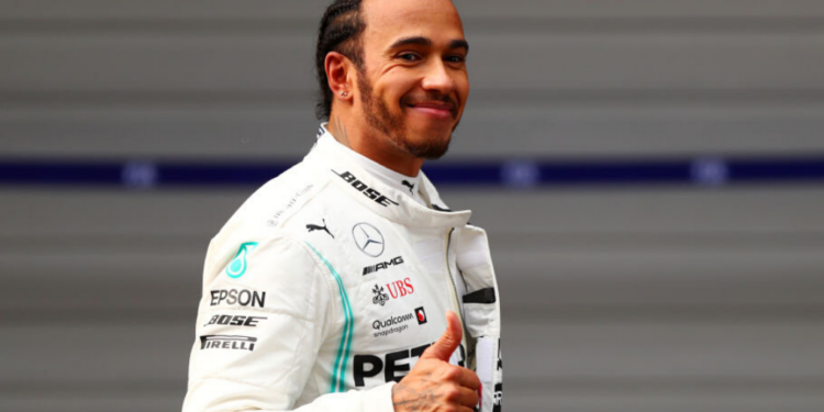 Lewis Hamilton recebe camisa de presente e revela torcida para o El Clásico (Crédito: GettyImages)