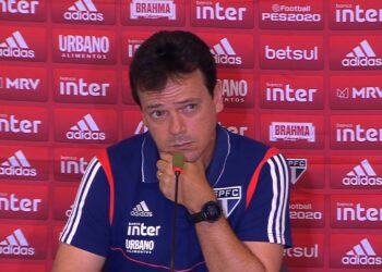Treinador do São Paulo segue inconstante no comando da equipe (Crédito: Transmissão/TV Globo)