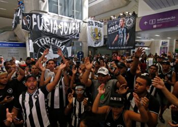 A torcida do time carioca foi em peso para o Galeão (Crédito: Divulgação Botafogo/ Twitter)