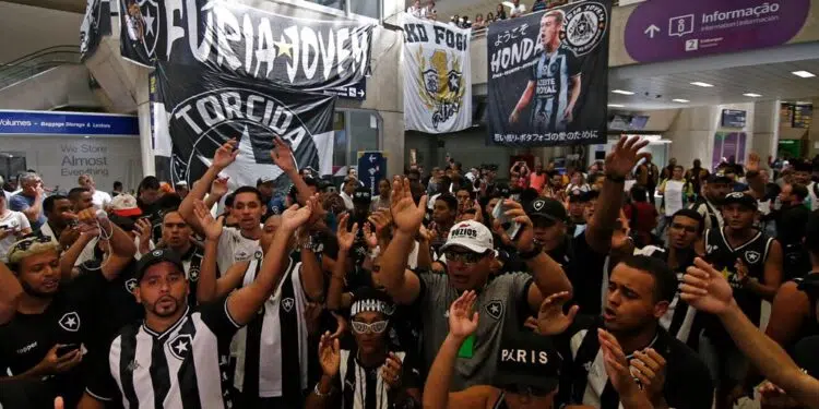 A torcida do time carioca foi em peso para o Galeão (Crédito: Divulgação Botafogo/ Twitter)