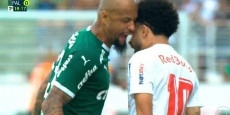 Situação ficou tensa entre os dois jogadores dentro dos gramados (Crédito: Transmissão TV Globo)
