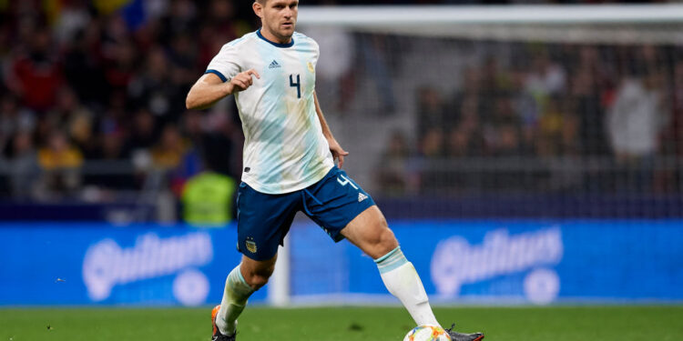 Zagueiro argentino desfalcará a equipe de Renato Gaúcho por certo tempo (Crédito: GettyImages)