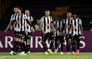 Rafael Dudamel vai com foça máxima para cima de seus adversários (Crédito: GettyImages)