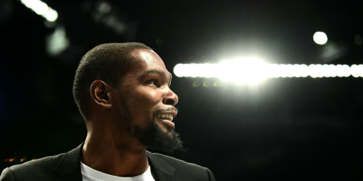 Kevin Durant treina com bola, mas deve estrear pelo Brookyn Nets na próxima temporada (Crédito: GettyImages)