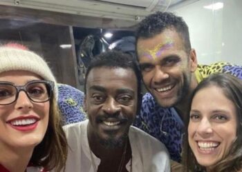 Daniel Alves e Seu Jorge fazem performance em camarote na Sapucaí (Crédito: Instagram)