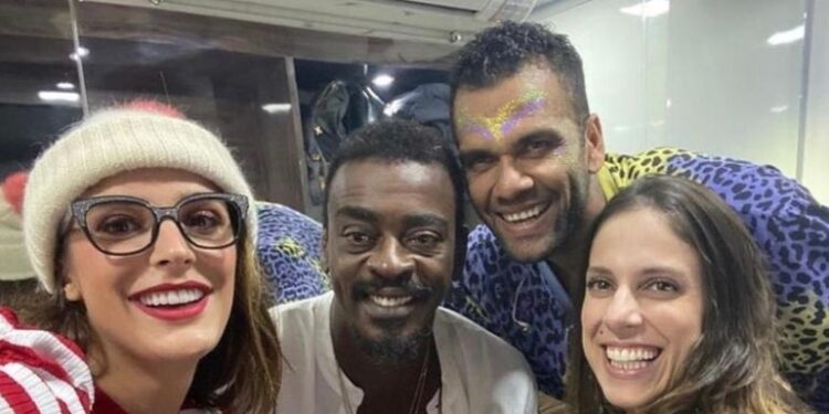 Daniel Alves e Seu Jorge fazem performance em camarote na Sapucaí (Crédito: Instagram)