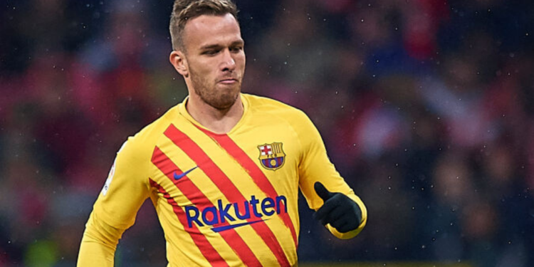 Arthur em ação com a camisa do Barcelona (Crédito: GettyImages)