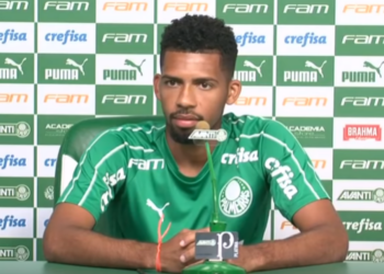 Matheus Fernandes volta a treinar no Palmeiras (Crédito: Transmissão Youtube)