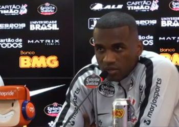 Marllon em coletiva com a camisa do Corinthians (Crédito: Transmissão Corinthians TV)