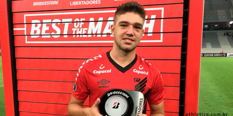 Bissoli foi eleito o homem do jogo após furar a zaga dos uruguaios e marcar um golaço! (Crédito: Divulgação/Athletico Paranaense/Twitter)